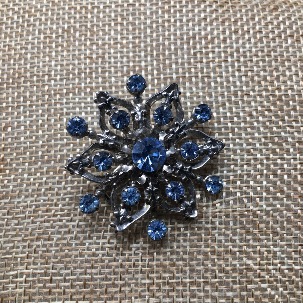Beautiful Vintage Blue Rhinestone Brooch - Picture 4 of 5